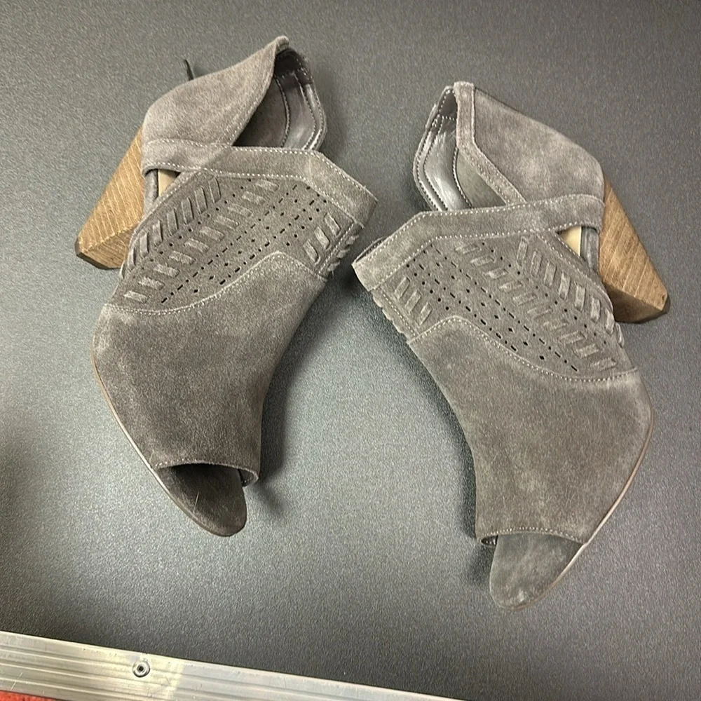 Vince Camuto size 7 M